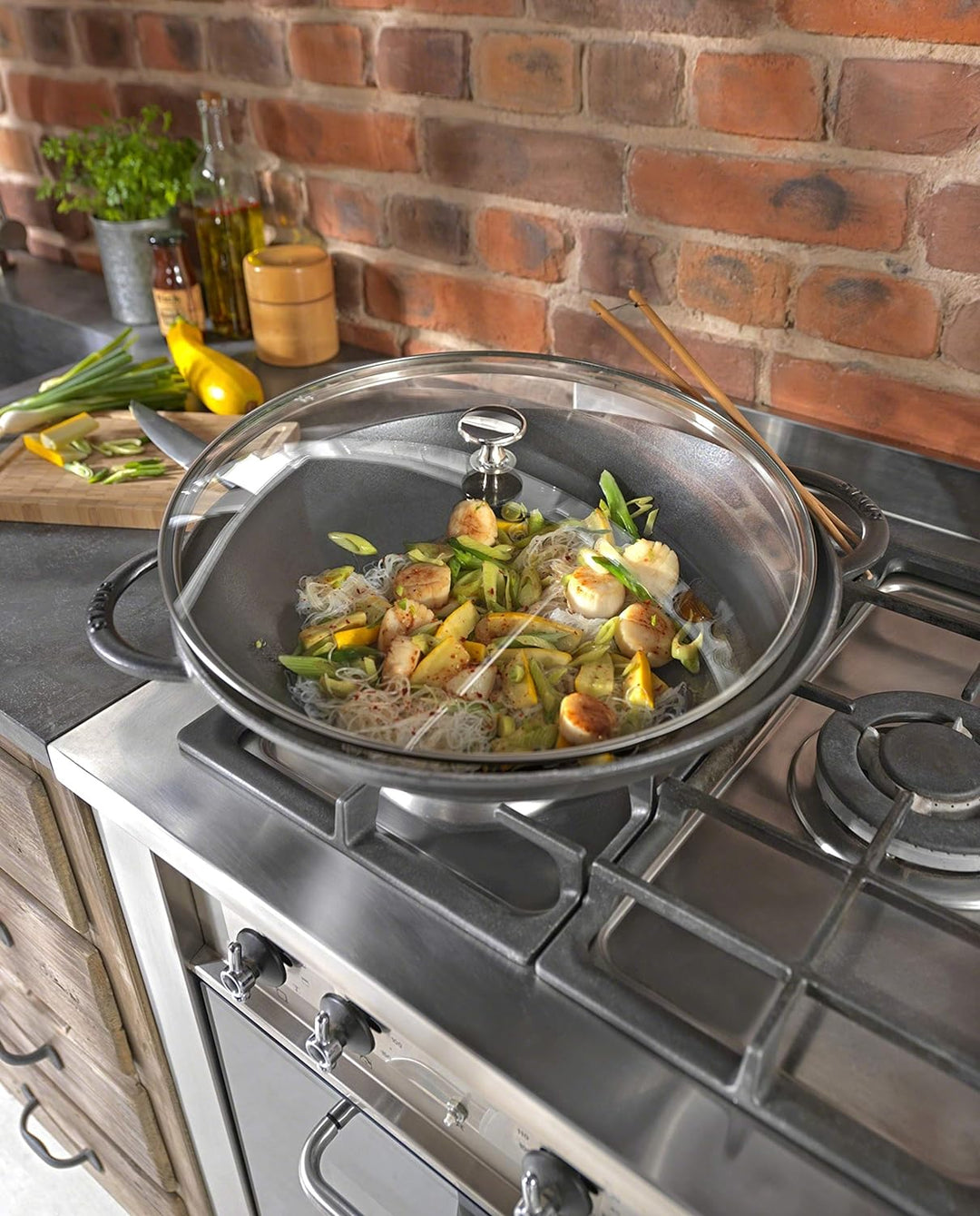 STAUB Gusseisen Wok, Inkl. Glasdeckel und herausnehmbaren Gittereinsatz, Induktionsgeeignet, Ø 37 cm