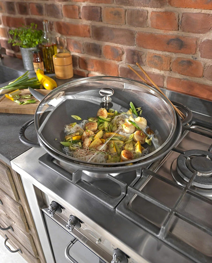 STAUB Gusseisen Wok, Inkl. Glasdeckel und herausnehmbaren Gittereinsatz, Induktionsgeeignet, Ø 37 cm