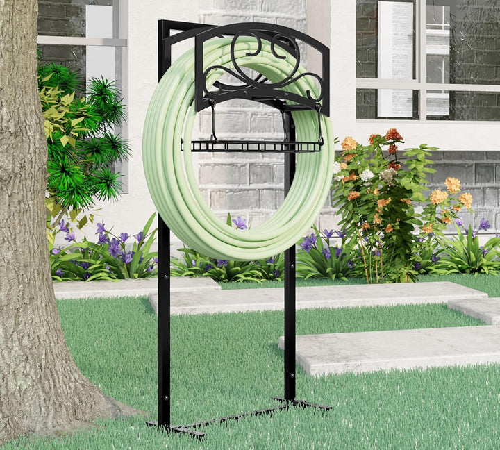 Kingson freistehender Gartenschlauchhalter mit Aufbewahrungskorb, strapazierfähiger, schwarzer pulve