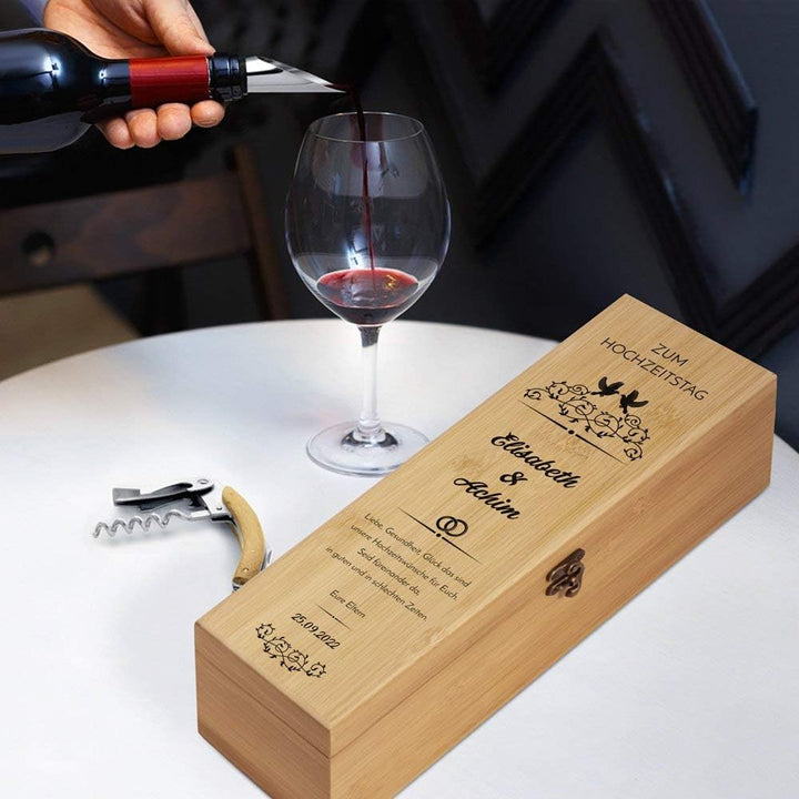 Maverton Weinbox für 0,7L Weinflasche - Wein Holzbox personalisiert + 4er Weinzubehör - Weinset Wein