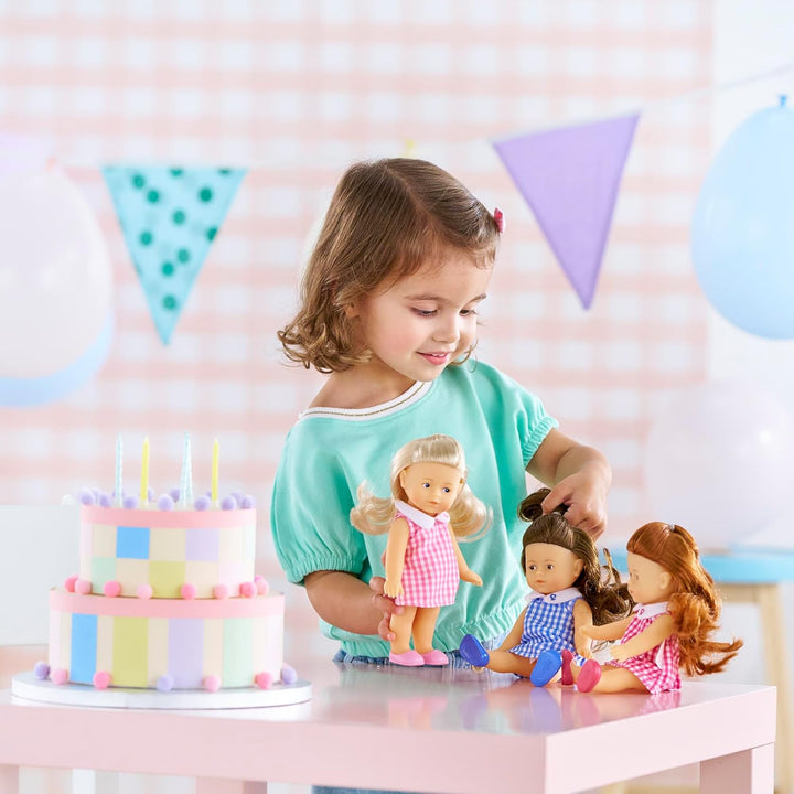 Les Trendies Mini Corolline Romy brünett, Vollvinylpuppe mit langem Haar und Karokleid in Geschenkbo
