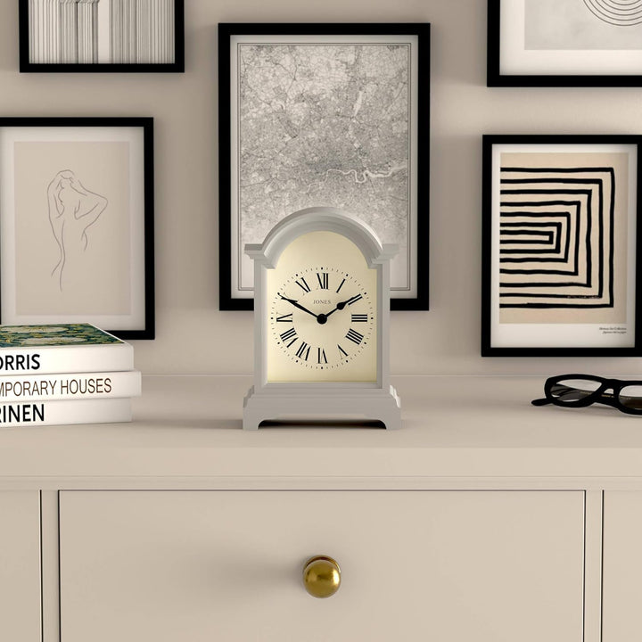 JONES CLOCKS® Bistro kaminuhr | Klassisches Design Einer kutschenuhr mit gebogenem Bogen | Grau | Ze