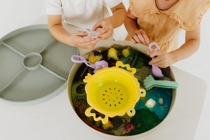 Jellystone Designs, Tray Play 2-in-1-Spieltablett mit Deckel, sensorisches Spiel für Kinder ab 3 Jah