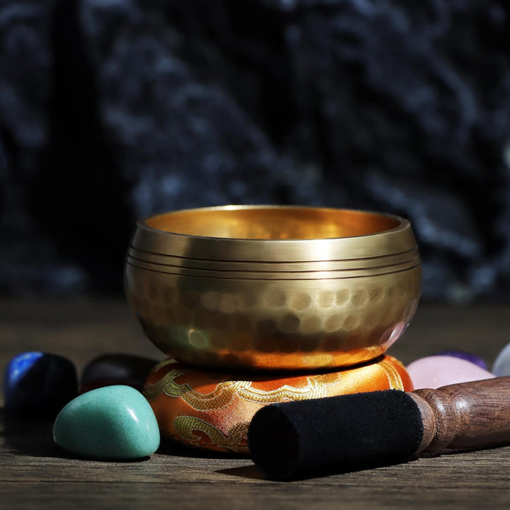 Traditionelle Klangschale 8cm mit 7 Chakra Kristallen, Handgefertigt in Nepal für Meditation und Yog