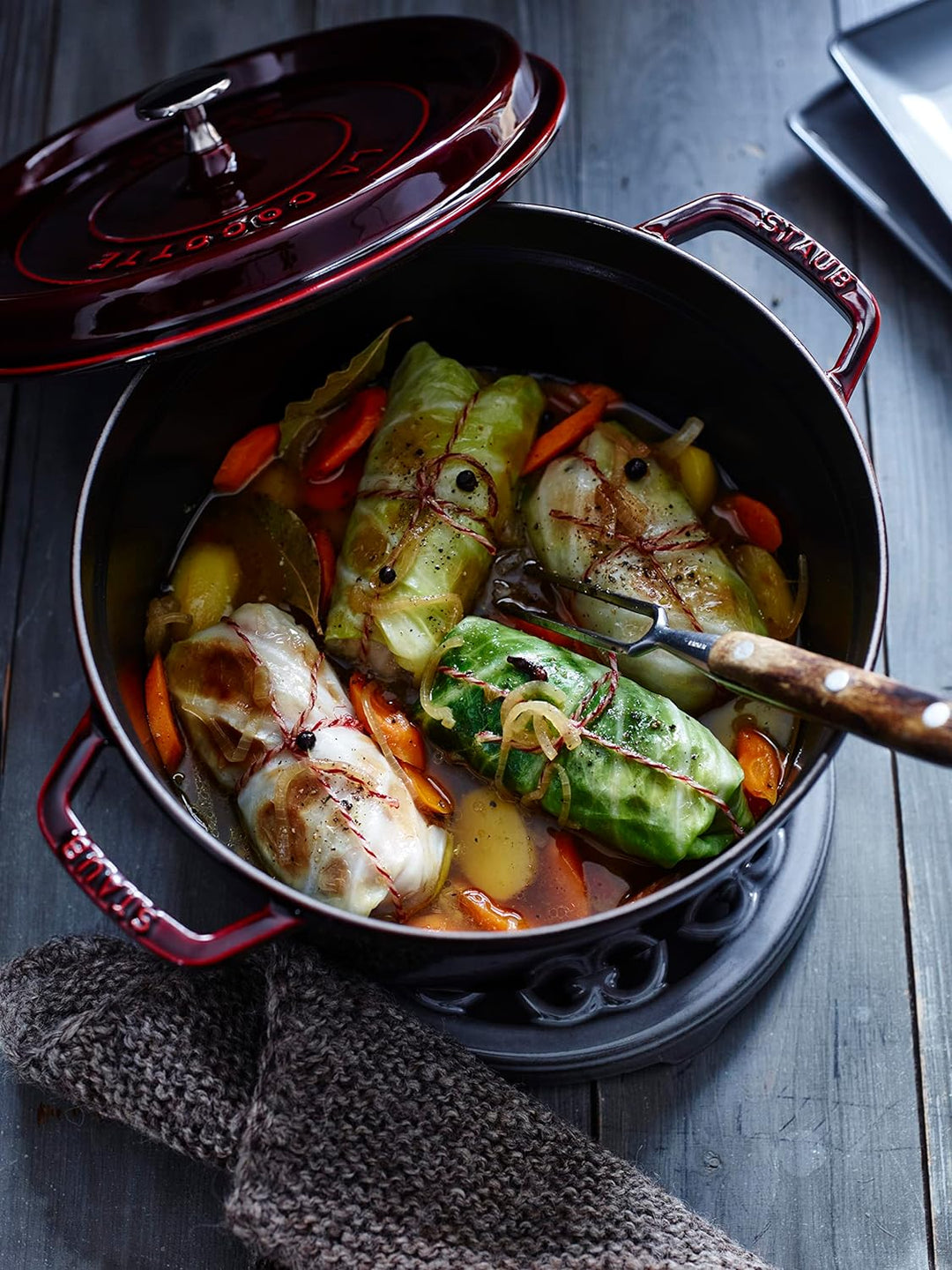 STAUB Gusseisen Bräter/Cocotte, Rund 24 cm, 3,8 L, Aromaregen Funktion, Für alle Herdarten geeignet,