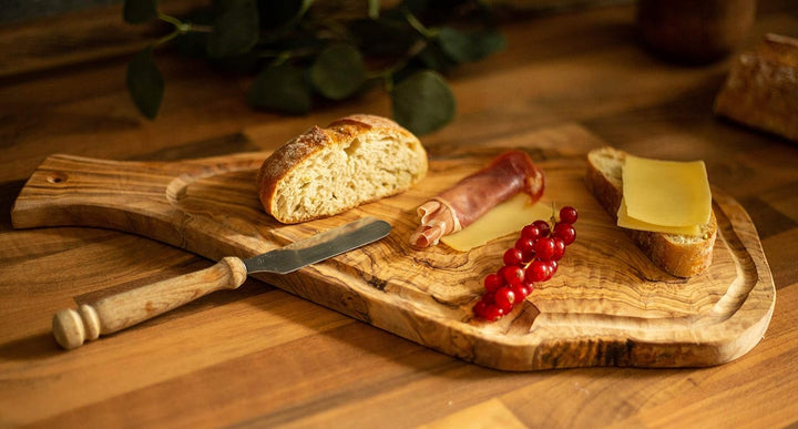 Benera Oliveholz Schneidbrett Küchenbrett 45cm mit Griff und Saftrille auch zum Servieren und Anrich