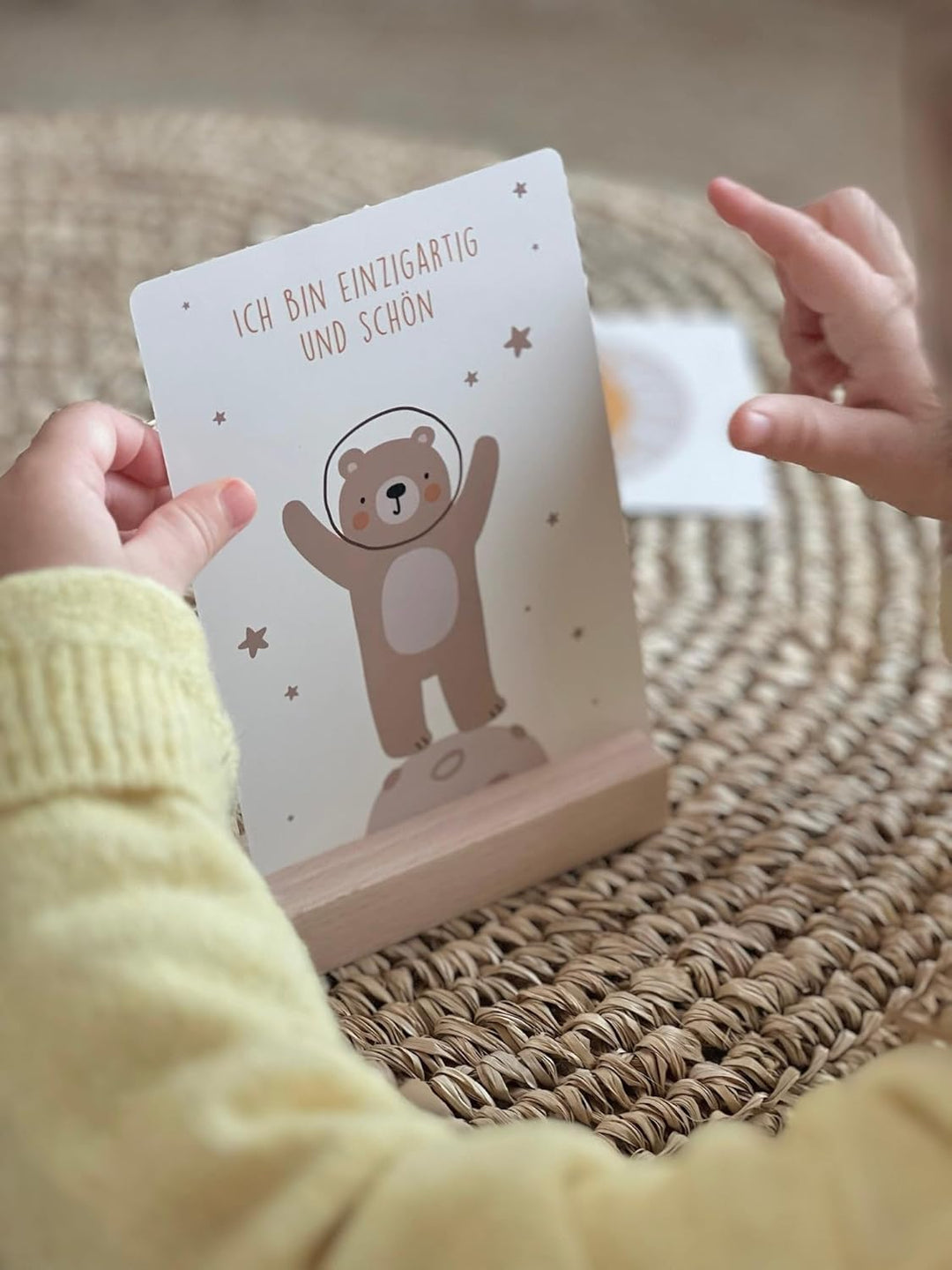 The Life Barn Affirmationskarten für Kinder mit Holzaufsteller – 30 Achtsamkeitskarten für mehr Selb
