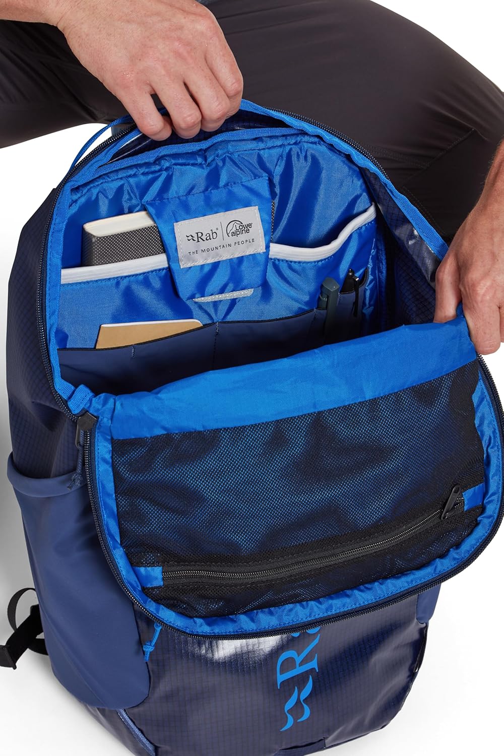 Rab Adrift 24 Alltagsrucksack für Trekking, Klettern, Radfahren Tiefe Tinte M, Tiefe Tinte M