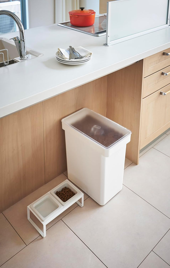 YAMAZAKI 5617 TOWER Behälter für Tierfutter mit Messbecher 25L, Trockenfutter: ca. 12kg, weiss, Poly