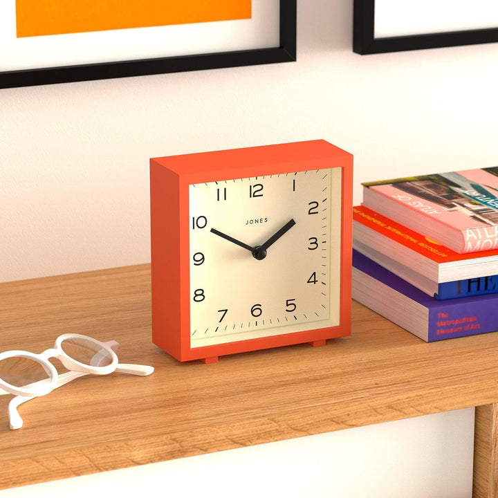 JONES CLOCKS® 'Disco' Schreibtischuhr – Elegantes quadratisches Design in Orange, stilvoll und gut a