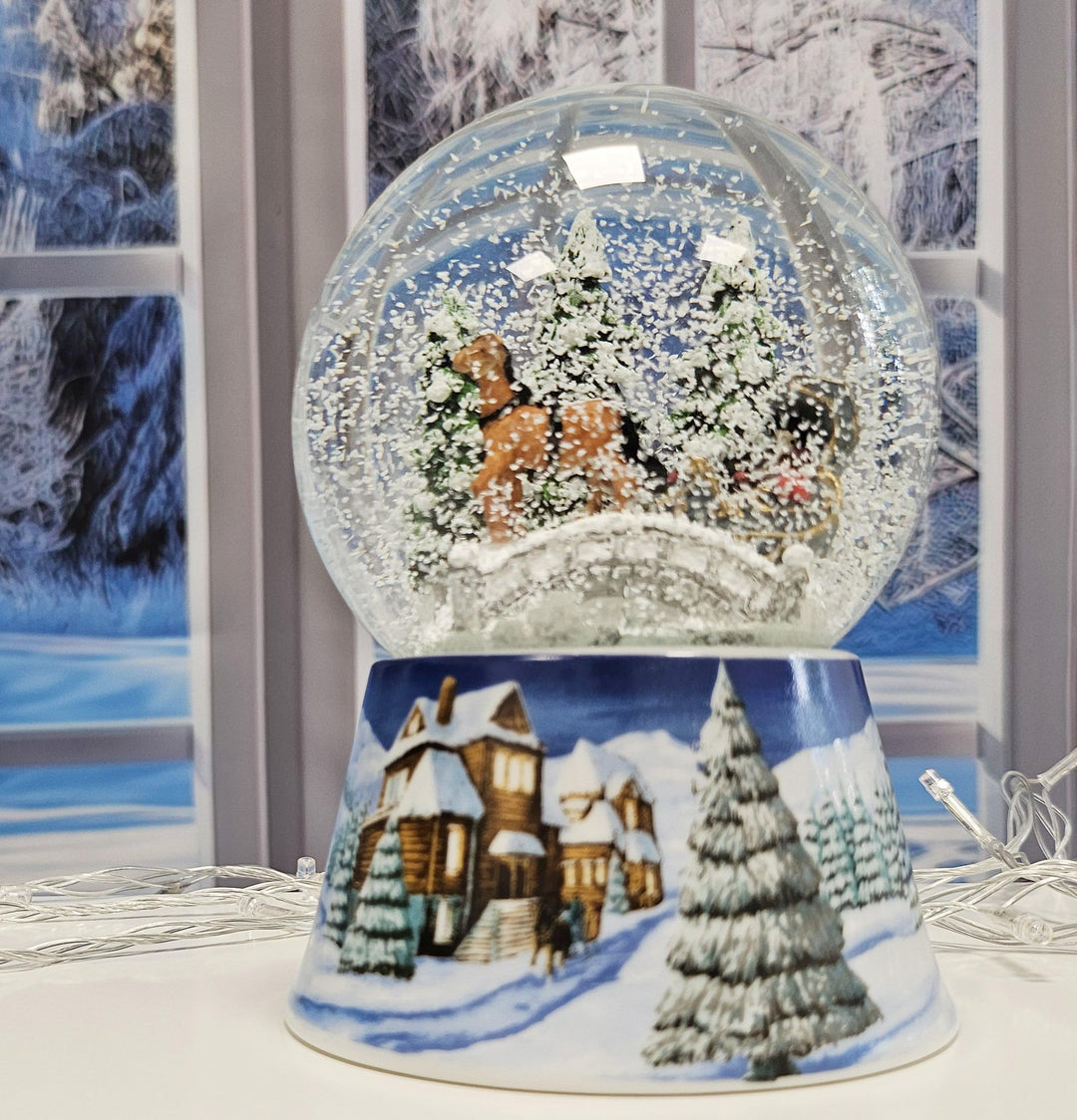 Weihnachts-Schneekugel mit Musik | Nostalgische Kutschfahrt über Brücke | Sockel Winterlandschaft Mi