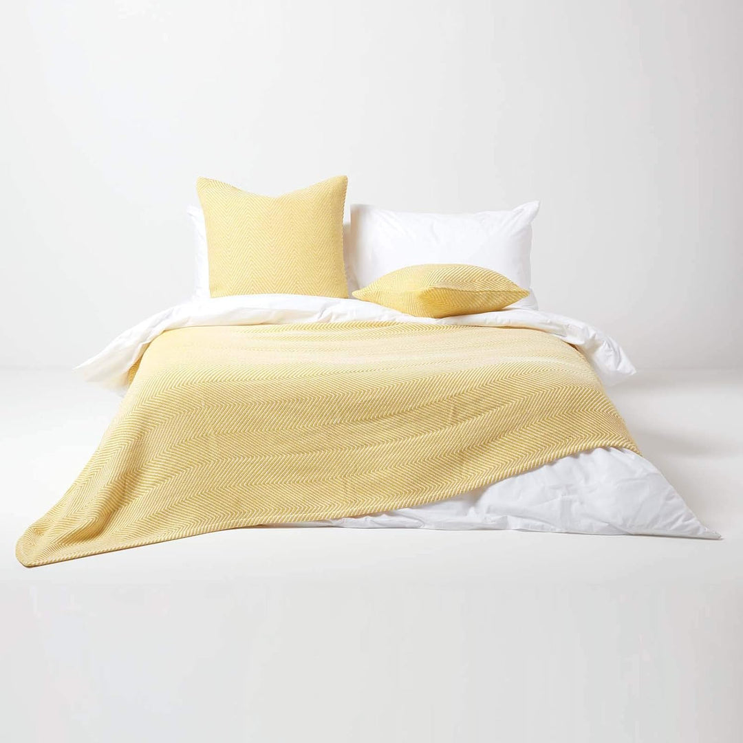 Homescapes extra grosse Tagesdecke Halden mit Fischgräten-Muster, weiche Wohndecke aus 100% Baumwoll