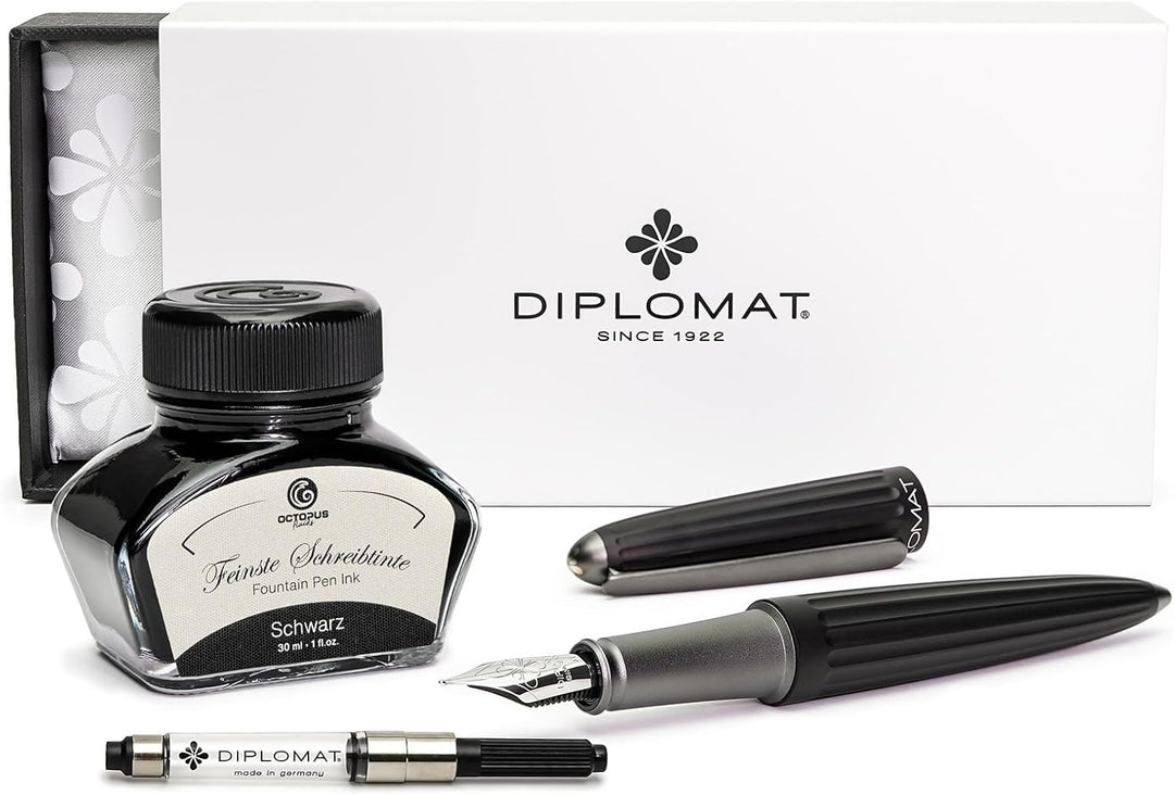Diplomat Aero Füllhalter in schwarz mit Edelstahlfeder M und farblich perfekt passender Füllhalterti