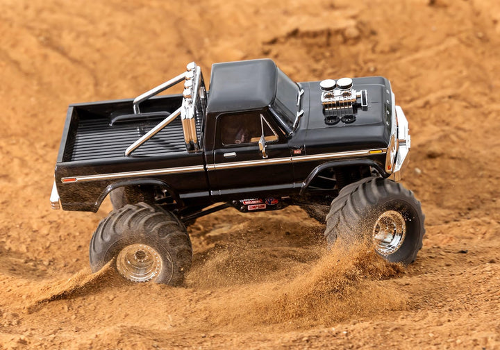 TRAXXAS TRX-4MT Ford schwarz F150 4x4 1/18 Monster-Truck RTR Brushed, mit Akku und USB Ladegerät