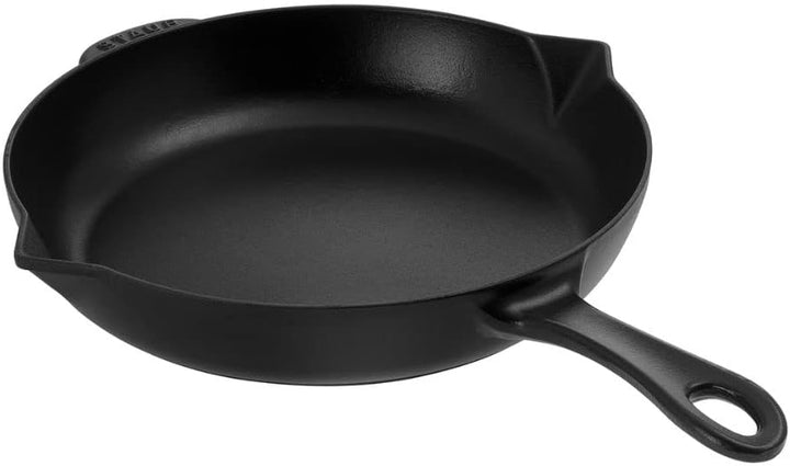 STAUB Bratpfanne aus Gusseisen, 26 cm, mit Ausgiesser, für alle Herdarten geeignet, Schwarz, 48.2 x