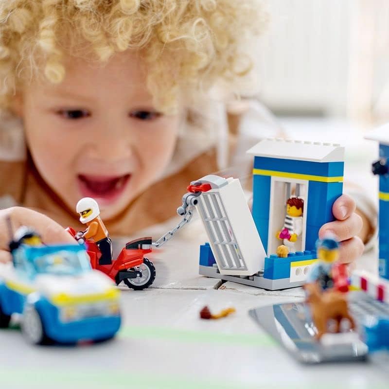 LEGO City Ausbruch aus der Polizeistation Spielset, Polizeiauto Spielzeug und Motorrad für Kinder ab