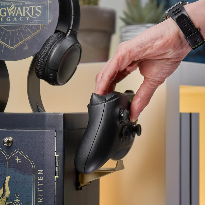 Numskull Offizielle Hogwarts Legacy Spiele-Schliessfach, Controller Halter & Headset-Ständer für PS5