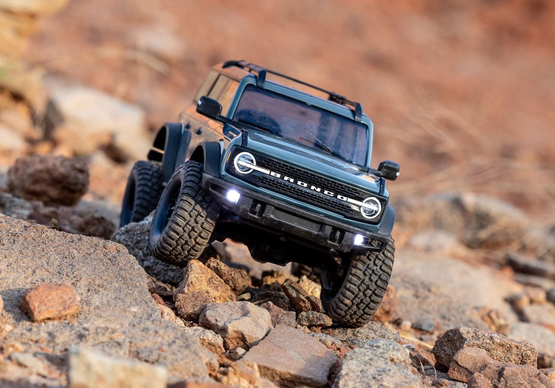 TRAXXAS TRX-4M Ford Bronco 4x4 Area 51 1/18 Crawler RTR Brushed, mit Akku und USB Ladegerät