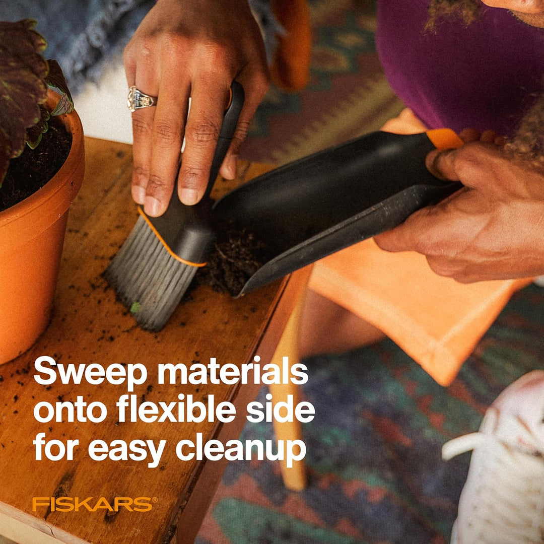 Fiskars Pflanzerde Schaufel und Bürste Set Gartenwerkzeug für Indoor-Gartenarbeit, Durcheinander zum