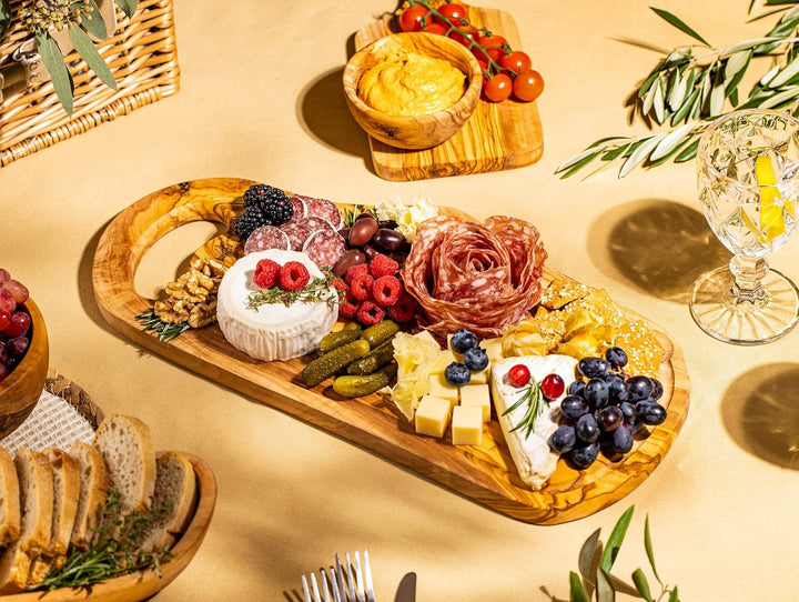 SOLTAKO Olivenholz Schneidebrett, Holzbrett, Servierbrett, Frühstücksbrett, Steakbrett, Brett mit He
