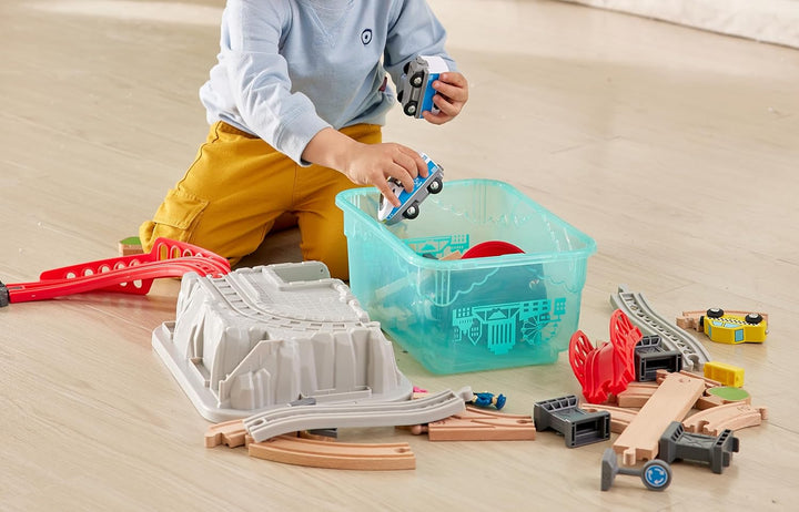 Hape Eisenbahnwelt Spielset mit Aufbewahrungsbox, 48 Teile, an 3 Jahren Stadtzug, Stadtzug