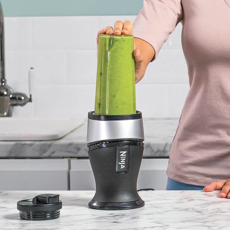 Ninja 700W Slim Mixer & Smoothie Maker, 2x 470ml Becher mit Ausgussdeckel, persönlicher Mixer, Zerkl