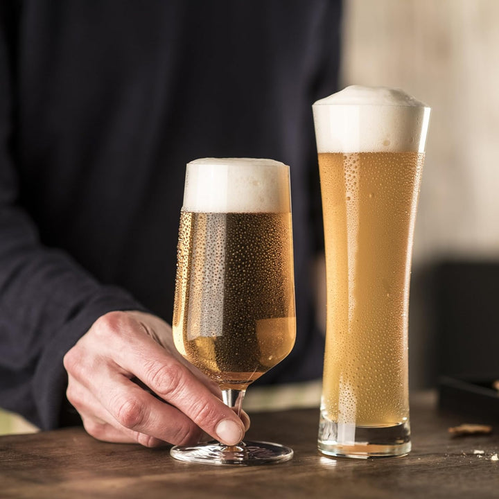 SCHOTT ZWIESEL Pilsglas Beer Basic 0,3 l (4er-Set), klassische Biertulpe mit Moussierpunkt, spülmasc