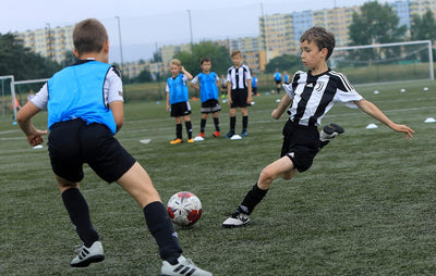 SPORTSBIBS Fussball Leibchen Set 10 Stück: 2 Farben - 5 von jeder Farbe, für Kinder und Erwachsene,