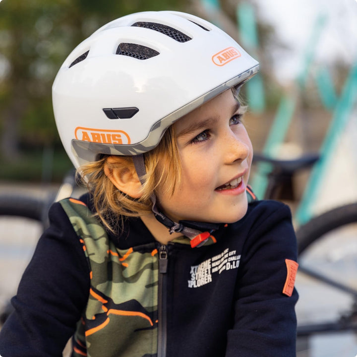 ABUS Kinderhelm Smiley 3.0 LED - Fahrradhelm mit Licht - tiefe Passform & Platz für einen Zopf - für