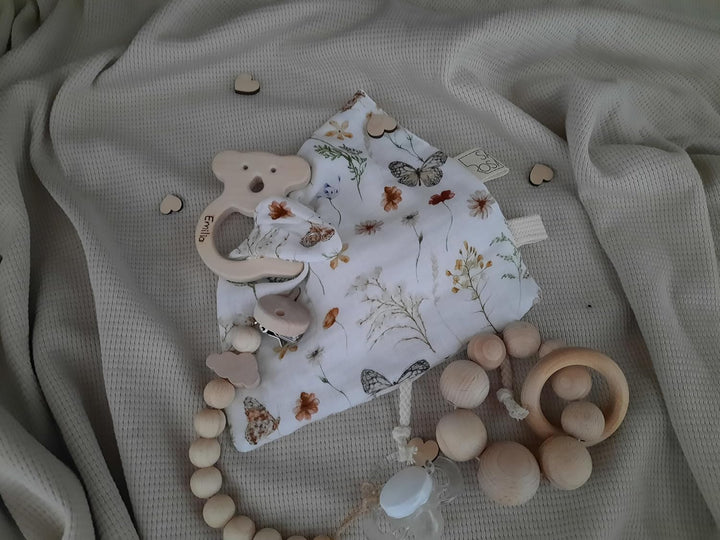 Sarosa Knistertuch aus Musselin mit personalisiertem Greifling | Geschenke zur Geburt Taufe | Namens