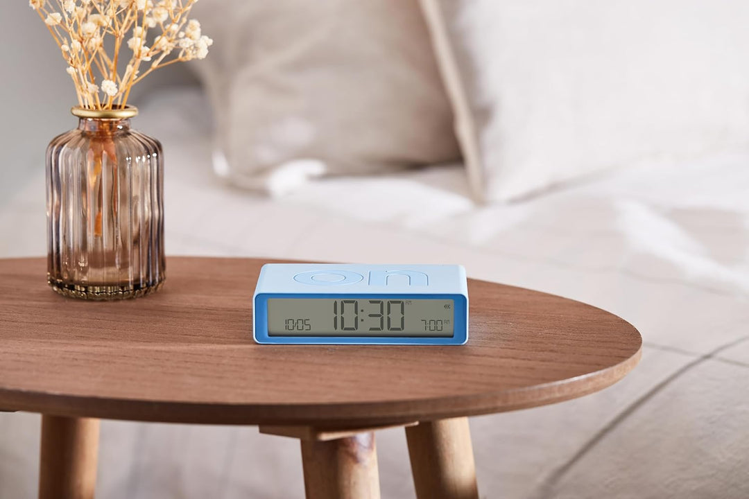 Lexon Flip Classic Digitaler Wecker mit umkehrbaren EIN/Aus-Seiten, wiederaufladbare Nachttischuhr m