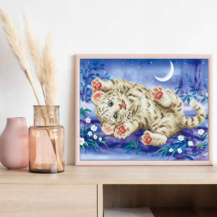 DIAMOND DOTZ DD5.005 - Original 5D Diamond Painting Set Baby Tiger, Kreativset mit 4.712 Diamant Mos