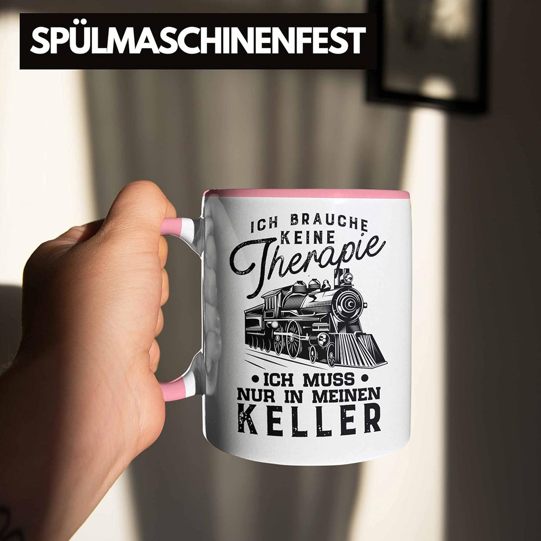 Trendation - Modelleisenbahn Tasse Geschenk für Eisenbahner Spruch Ich Muss In Meinen Keller (Rosa),