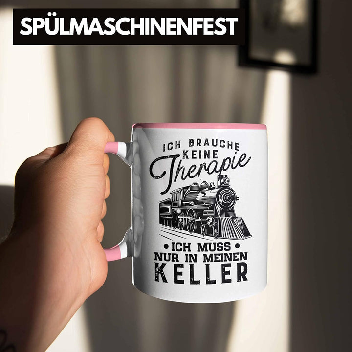 Trendation - Modelleisenbahn Tasse Geschenk für Eisenbahner Spruch Ich Muss In Meinen Keller (Rosa),