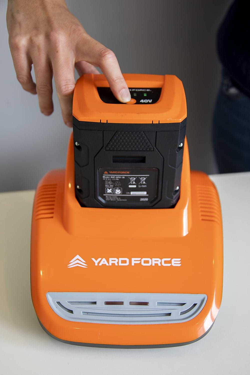 Yard Force Akku Ladegerät AL G03C (für 40 Volt Werkzeugakkus, Ladegerät mit Überlast- / Überhitzungs