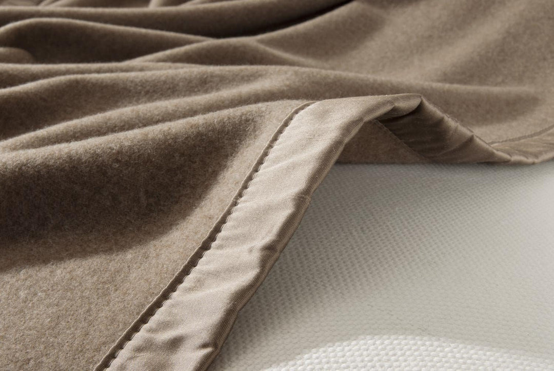 Wohnen & Accessoires GmbH & Co. KG Kaschmirdecke, Wolldecke aus 100% Kaschmir Amalfi grau-braun 150x