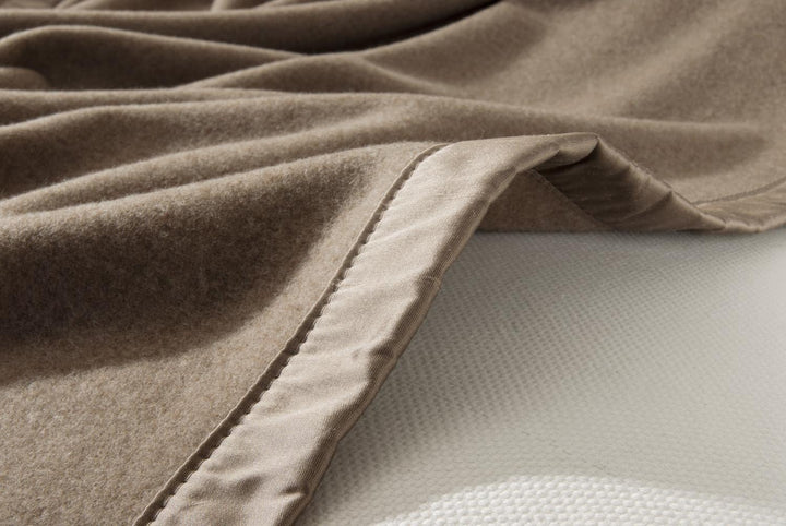 Wohnen & Accessoires GmbH & Co. KG Kaschmirdecke, Wolldecke aus 100% Kaschmir Amalfi grau-braun 150x