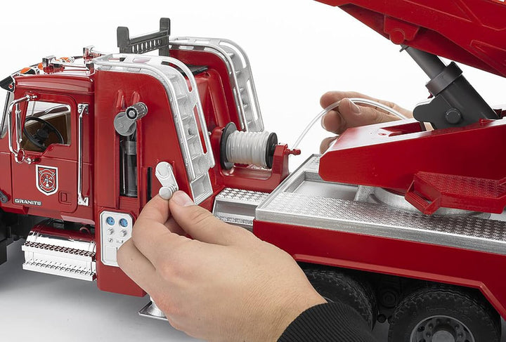 bruder 02821 - Mack Granite Feuerwehrleiterwagen mit Pumpe - 1:16 Einsatzfahrzeug Feuerwehrauto Notr