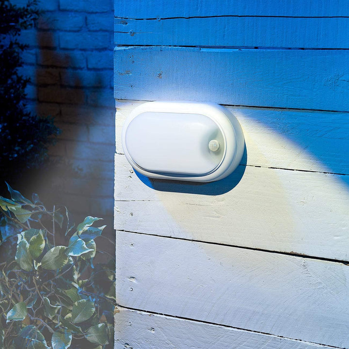 Luminea LED Kellerleuchte: LED-Feuchtraumleuchte, Bewegungssensor, 1.050 lm, 15 W, IP44, IK08 (Kelle