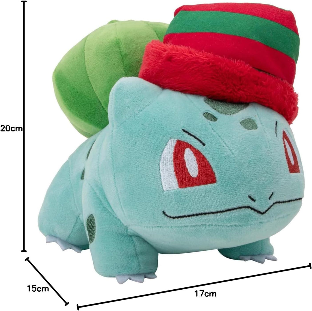 Pokémon PKW3377-20 cm Winter Plüsch - Bisasam mit Mütze, offizielles Plüsch, Bisasam