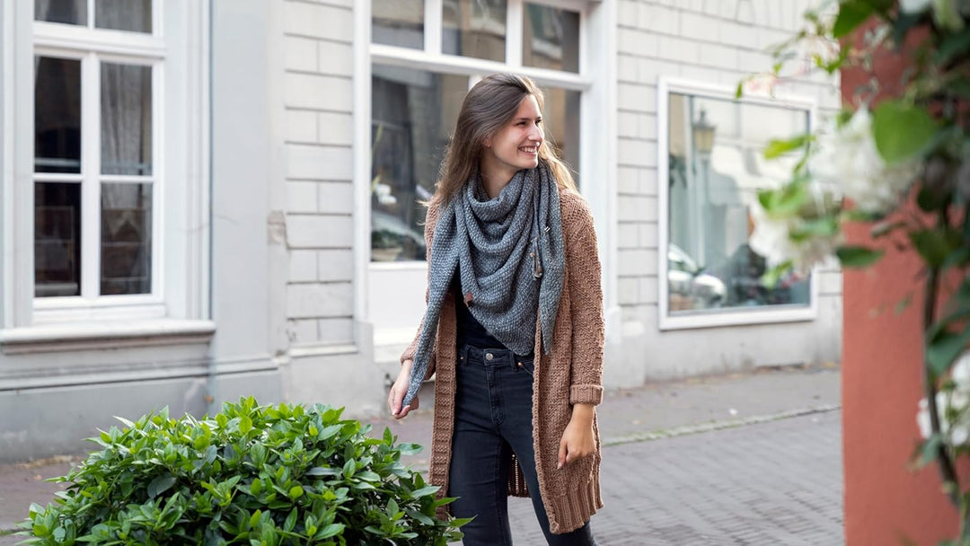 KNIT FACTORY - Dreiecksschal Coco - Damen Strickschal mit Wolle - Umschlagtuch für den Herbst und Wi