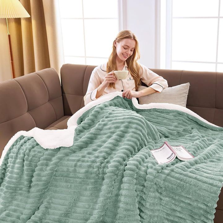 WAVVE Decke Sherpa Kuscheldecke Flauschig Grün - Extra Warme Dicke Weiche Grobe Kordecke Sofaüberwur