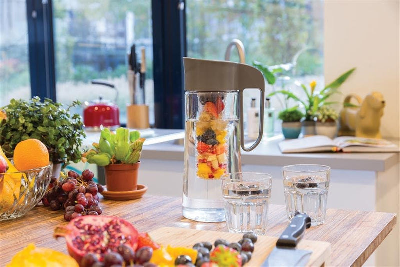 Cucina Sana Karaffe mit Fruchteinsatz 2L – Wasserkaraffe mit Deckel und Einsatz, Infused Water Pitch