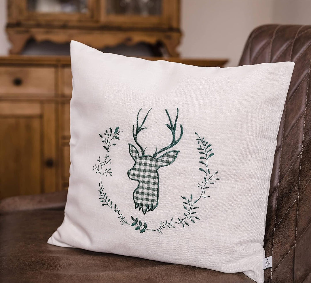 Zirbenkissen beige grün Bestickt mit Hirsch Grösse 40x40 cm befüllt mit Zirbenflocken aus Zirbenholz