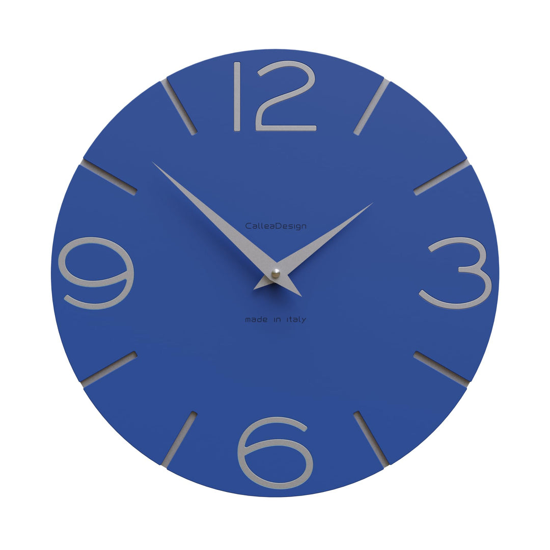 CALLEADESIGN Wanduhr Smile Elektrisches Blau und Aluminium Rund 30 cm Schlichtes und modernes Design