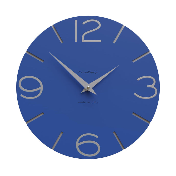 CALLEADESIGN Wanduhr Smile Elektrisches Blau und Aluminium Rund 30 cm Schlichtes und modernes Design