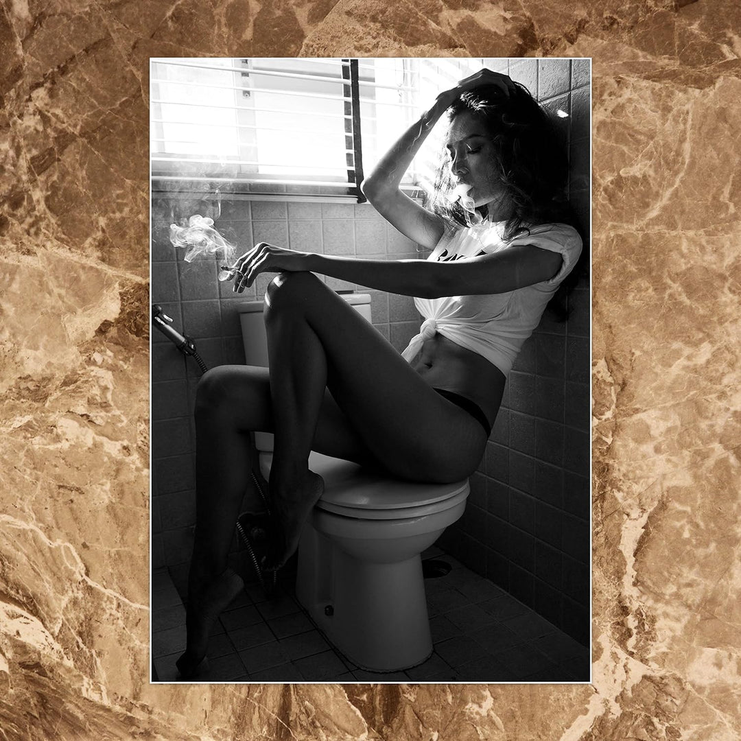 wandmotiv24 Poster als Wanddeko, Grösse Din A0, Model rauchend im Bad, Frau, Fotografie, Schwarz Wei