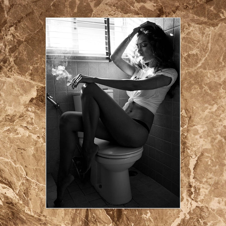 wandmotiv24 Poster als Wanddeko, Grösse Din A0, Model rauchend im Bad, Frau, Fotografie, Schwarz Wei