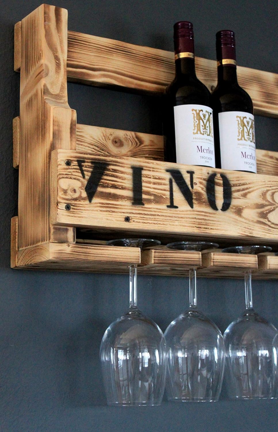 Dekorie Weinregal aus Holz für die Wand - mit Gläserhalter und VINO Schriftzug - Geflammt - fertig m