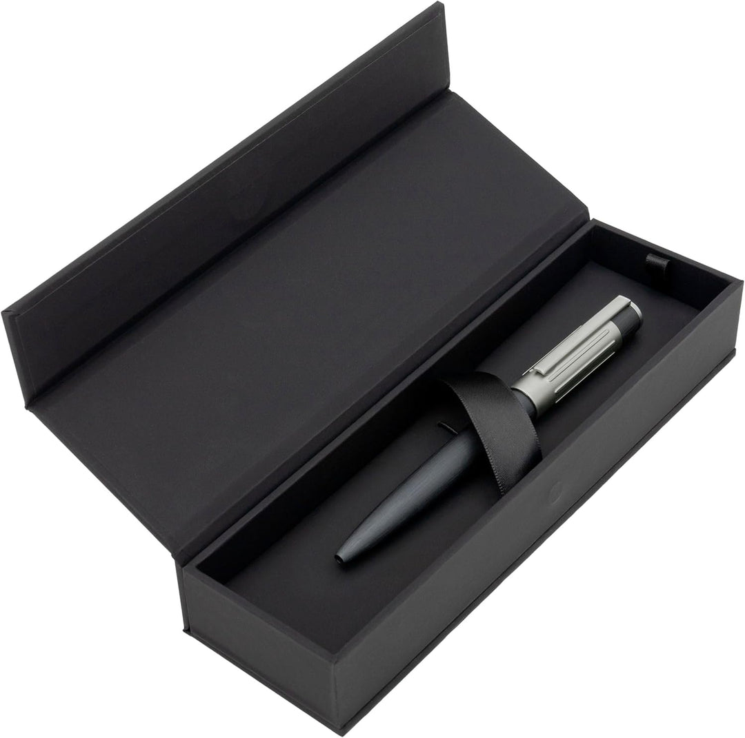 Hugo Boss Gear Ribs Kugelschreiber aus Messing und Aluminium in der Farbe Gun, Länge: 13,8cm, Minenf